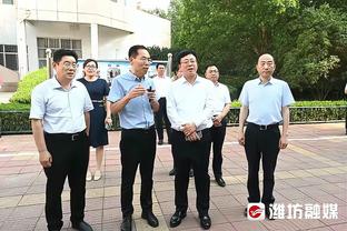 浓眉：詹姆斯那球明显是三分 和裁判谈过但他们说回放中心决定的